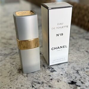 CHANEL N°19 Eau de Toilette with Silver and Gold Accents 3.4 oz
